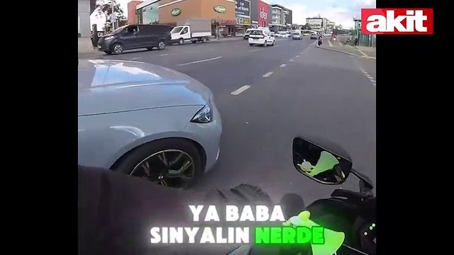 Az kalsın kadın sürücü 5 milyonluk arabasından motorcu da canından oluyordu! Kinin haklı olduğuna sosyal medya karar veremedi