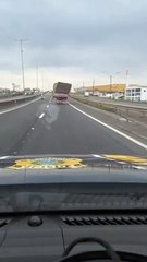 "A ponto de tombar”: câmera policial flagra caminhão com carga "torta" na BR-101 em Barra Velha
