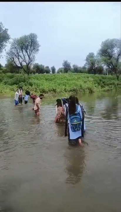 VIDEO: जान जोखिम में डाल स्कूल जाने को मजबूर छा...