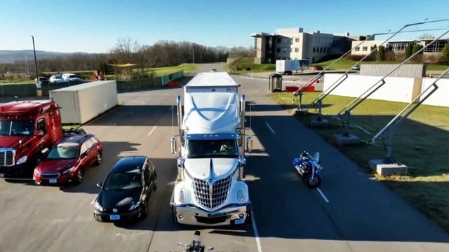 Large Trucks Blind Spot.. Why Should You Keep Distance from Large Trucks Explained with 3D Animation