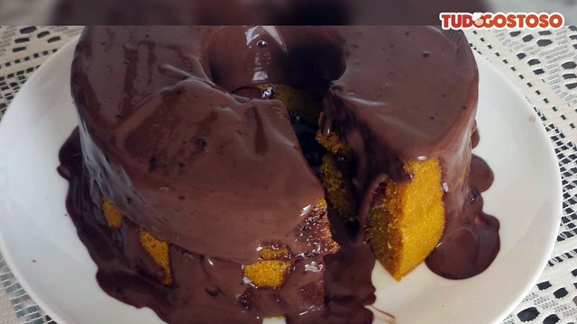 Bolo de cenoura com calda de chocolate de microondas