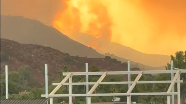 Dramatic footage of Airport Fire rapidly progressing down the mountain