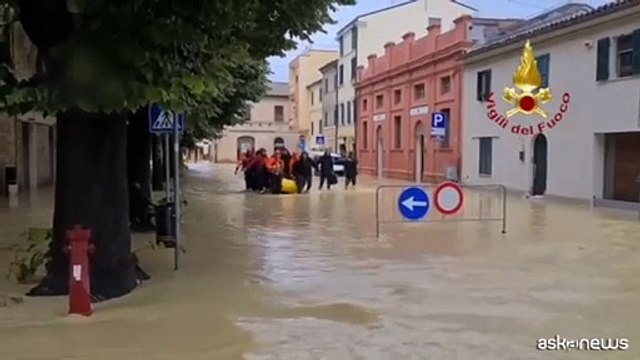 Maltempo nelle Marche, case evacuate dopo l'esondazione dei canali
