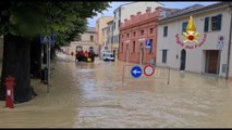 Maltempo nelle Marche, case evacuate dopo l'esondazione dei canali