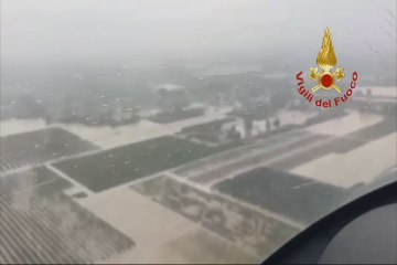 Maltempo Bagnacavallo, il Lamone rompe l'argine: gente sui tetti - Video