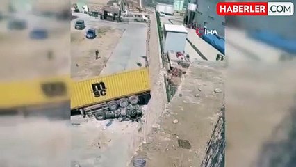 Bursa'da Freni Boşalan Tır Mobilya Fabrikasına Düştü