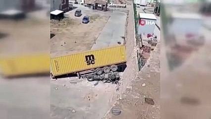 Freni boşalan tır bahçeye uçtu