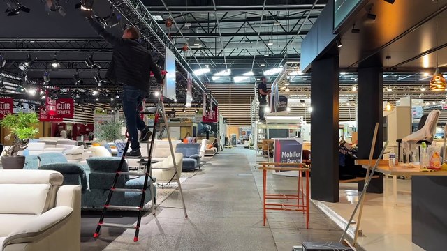 Les commerçants terminent les derniers préparatifs pour la Foire