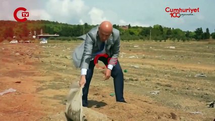 Tonlarca buğdayı çuvallarla toprak altına gömmüşler! Turhan Çömez elleriyle çıkardı