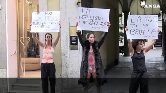 Iene Vegane a Milano contro la Fashion Week: Si puo' essere belli anche senza animali morti