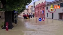 Maltempo Marche, strade allagate a Falconara Marittima. I soccorsi dei Vigili de fuoco con i gommoni