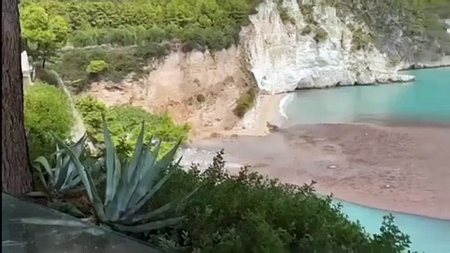 Acquazzone nel foggiano, a Baia delle Zagare un fiume di fango e detriti