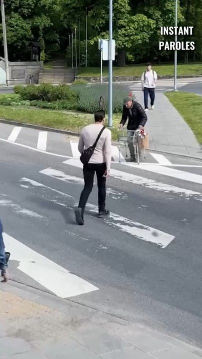 Ces motards s’arrêtent en pleine route pour aider un homme âgé en difficulté