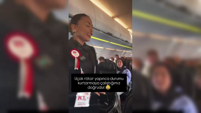 Uçak rötar yaptı, hostes yolcular için türkü söyledi