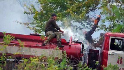 رجال الإطفاء والمتطوعون الروس يتصدون لحرائق غابات مدمرة في لوغانسك