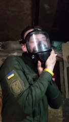 СОЛДАТ КУРИТ СИГАРЕТУ ЧЕРЕЗ ПРОТИВОГАЗ