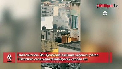 İsrail askerleri, Batı Şeria'daki baskında yaşamını yitiren Filistinlinin cenazesini tekmeleyerek çatıdan attı