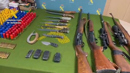 Operativo de la Guardia Civil durante el registro del domicilio del detenido