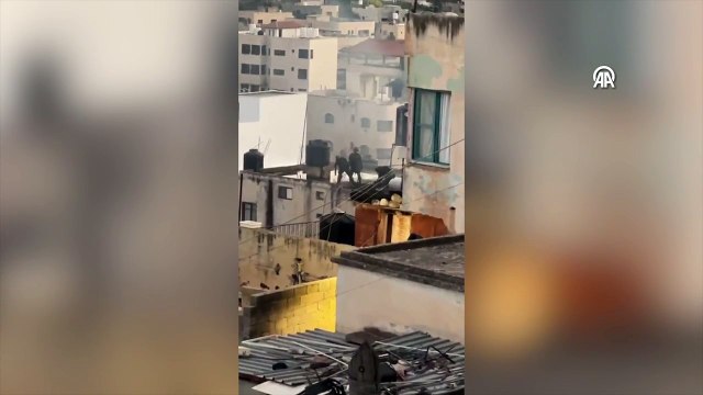 İsrail askerleri baskında ölen Filistinlinin cesedini tekmeleyerek çatıdan attı