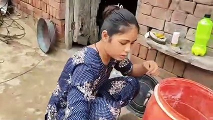 Garmi Ke Mausam Mein Lal Phool Ka Sag Paat paudi roti