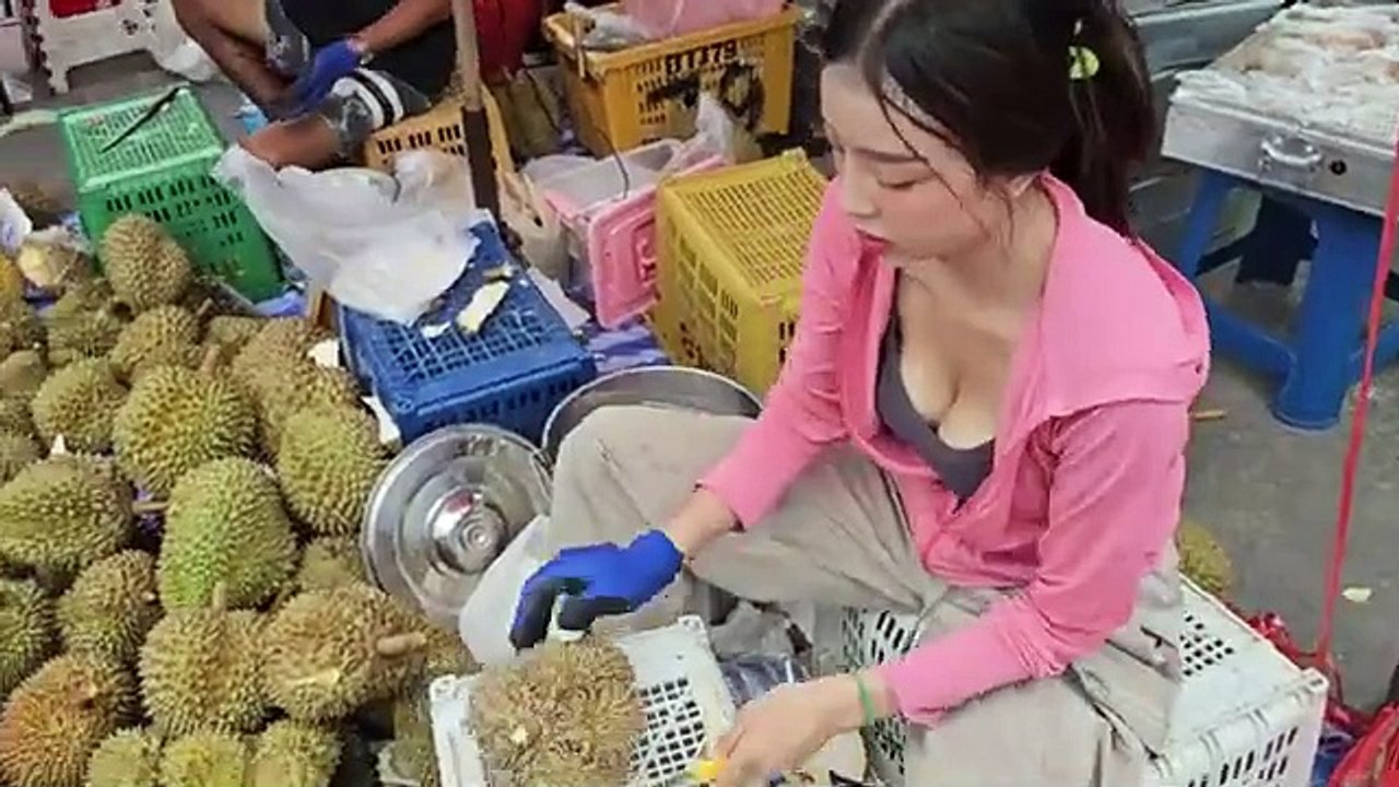 Thai Girl Cutting & Selling Ripe Durians - Thailand Street Food