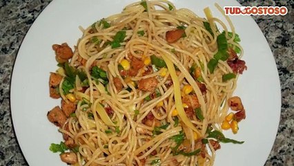 Macarrão alho e óleo com frango