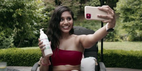 2 successful online influencers are confronted with the appearance of a mysterious countdown on their mirrors HD