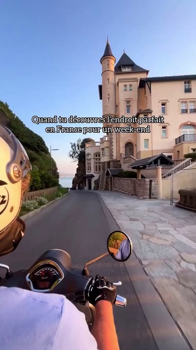 Quelqu’un connaît l’endroit ?    Biarritz, France    Tous nos bons plans à retrouver en bio ! ❤️‍   Abonne-toi au Petit Mauda pour plus d'inspiration !   ©️ Crédit : @benonnis  #petitmauda #guide #pepite #anepasmanquer #sunset #lifestyle