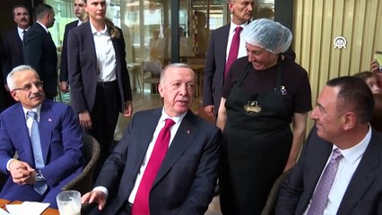 Erdoğan, bir pastaneyi ziyaret ederek vatandaşlarla sohbet etti