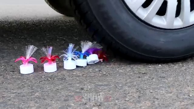 Aplastando Cosas Crujientes con el Coche _ Experimento_ 250 Globos de Agua VS Rueda de Coche