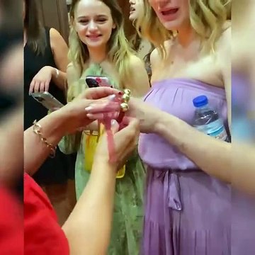 ABD'li ünlü oyuncunun erik dalı ile dans ettiği anlara beğeni yağdı