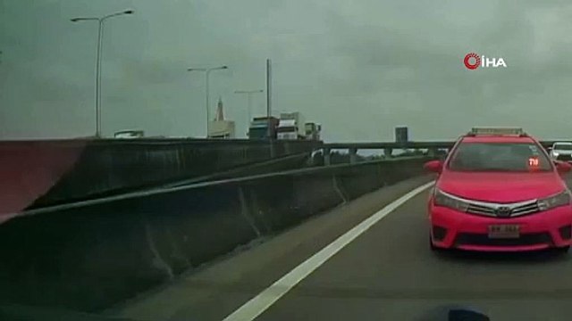 Freni boşalan tır araçların arasına böyle daldı!