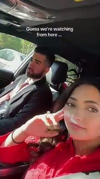 Arriva in ritardo al matrimonio dell'amica con 10 minuti di ritardo ma rimane in auto il motivo