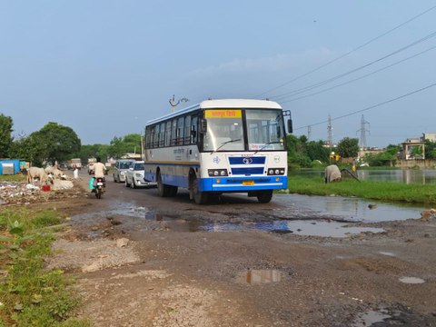 VIDEO: बदहाल सड़क से राहगीर परेशान, जिम्मेदारों ने साधी चुप्पी