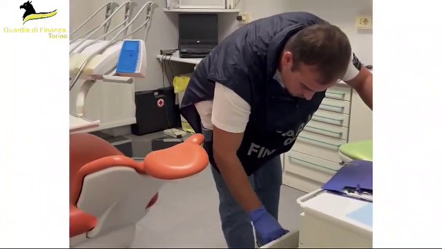 La Guardia di Finanza scopre tre dentisti abusivi a Torino: ecco i falsi studi
