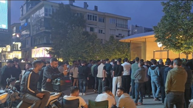 120 bin TL'lik telefon için geceden kuyruğa girdiler