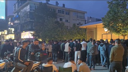 120 bin TL'lik telefon için geceden kuyruğa girdiler