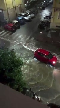 Maltempo, si spacca l'asfalto al Vomero: strada allagata