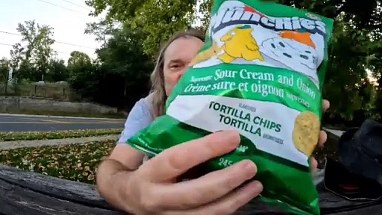 Munchies Supreme sour cream and onion tortilla chips Review Canada