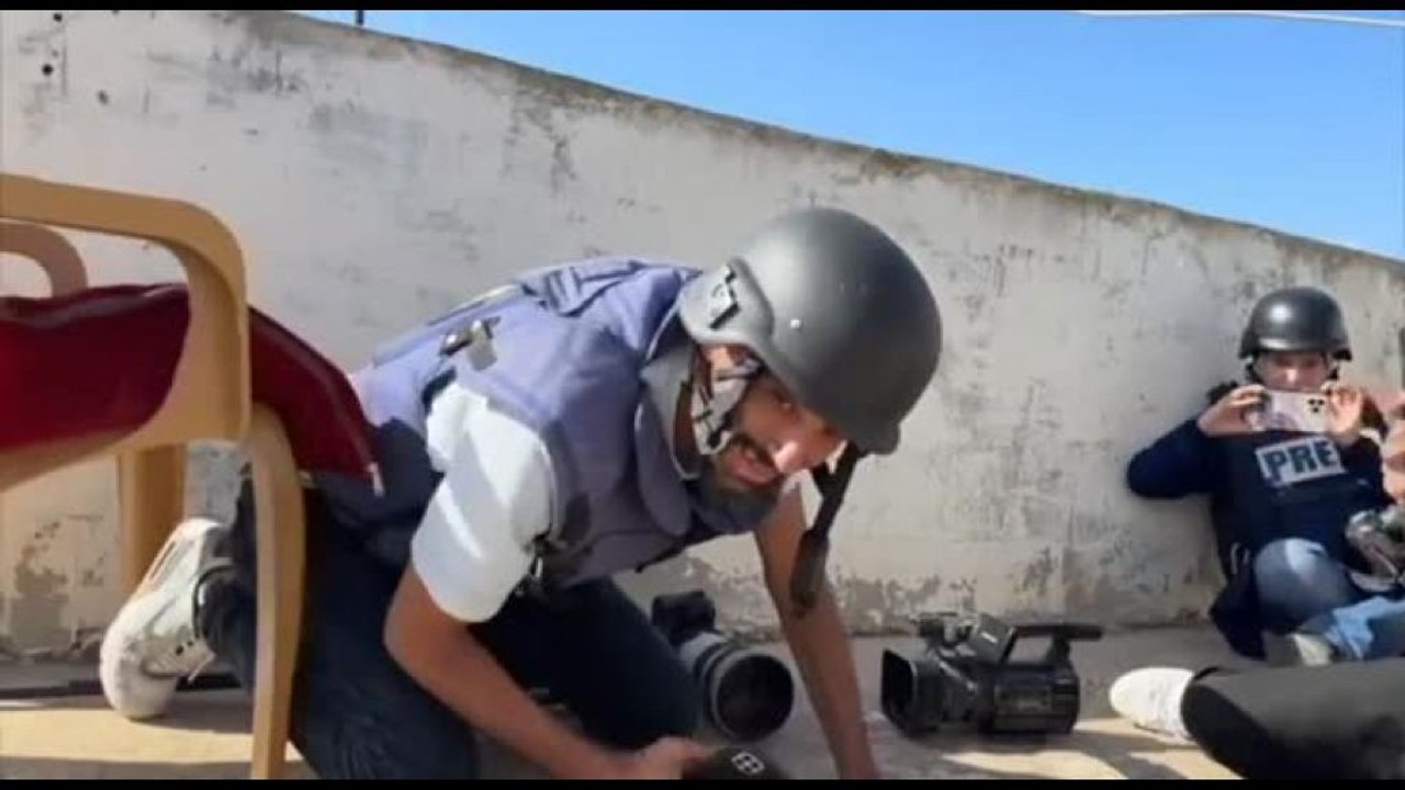 Giornalisti si riparano su un tetto a Jenin dopo attacco israeliano