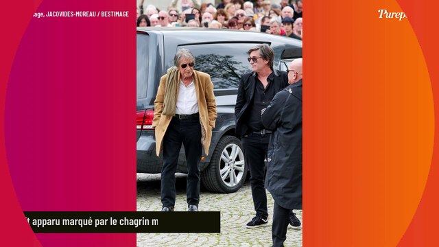 Jacques Dutronc retrouve le sourire 3 mois après le départ de Françoise Hardy, le chanteur très bien accompagné pour l'occasion