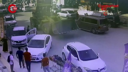 Park halindeki 4 araca çarpan iş makinesi operatörü kaçtı