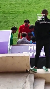 Cep telefonu görüntüsünü 'VAR' olarak kullanan hakem penaltı verdi