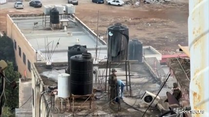 Giornalisti si riparano su un tetto a Jenin dopo attacco israeliano