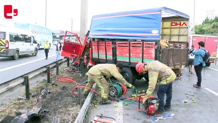 TEM Otoyolunda yön tabelasına çarpan kamyonetin motoru fırladı