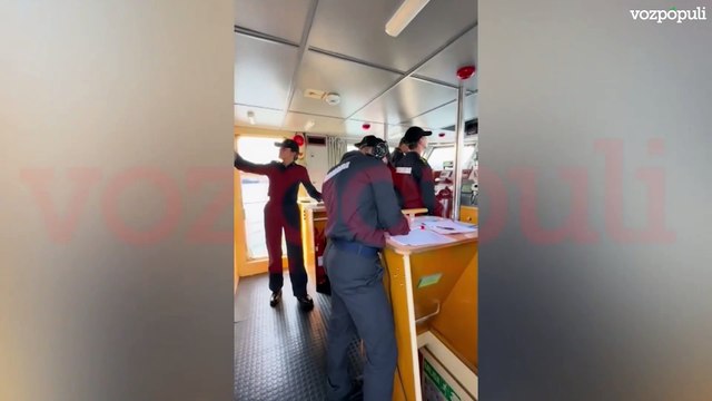 La princesa Leonor hace sus primeras maniobras en una lancha