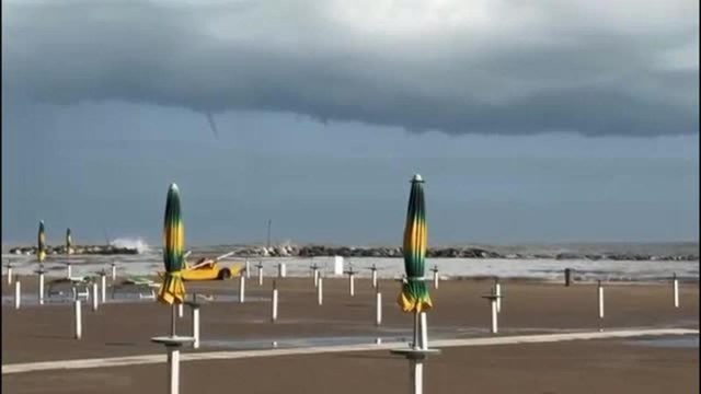Tromba marina a Rimini: il video con le immagini impressionanti