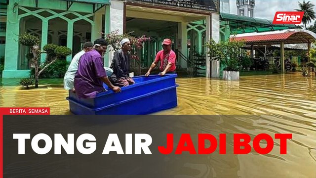 Banjir: Masjid guna tong air bawa jemaah tunai solat Jumaat