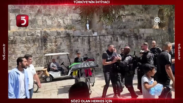 İşgalci İsrail polisi Cuma namazı için Mescid-i Aksa'ya gelen bir Filistinliye müdahale etti