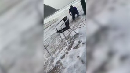 Una extraña marea viva causa el caos en  Zarautz